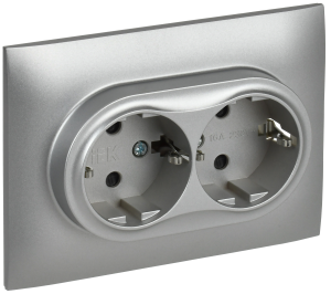 Розетка 2-м 16А С/У З/К со шторками в сборе Серебряный Skandy