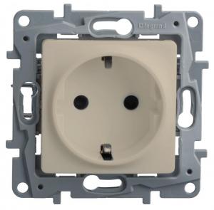 Розетка с/з со шторками, винт. клем. Слоновая кость Etika Legrand