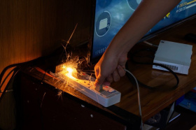 Почему искрит розетка: инженерное объяснение без мифов и упрощений