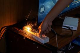 Почему искрит розетка: инженерное объяснение без мифов и упрощений